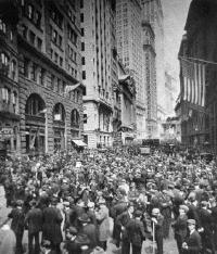 La foule des curieux devant Wall Street; au  fond, des ambulances attendent d'hypothétiques suicidés