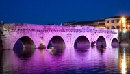 Ponte di Tiberio illuminato di rosa
